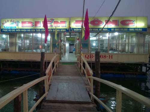 Nhà hàng nổi Biển Đông
