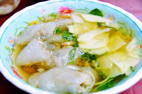 Bánh bột lọc chan mắm chua ngọt