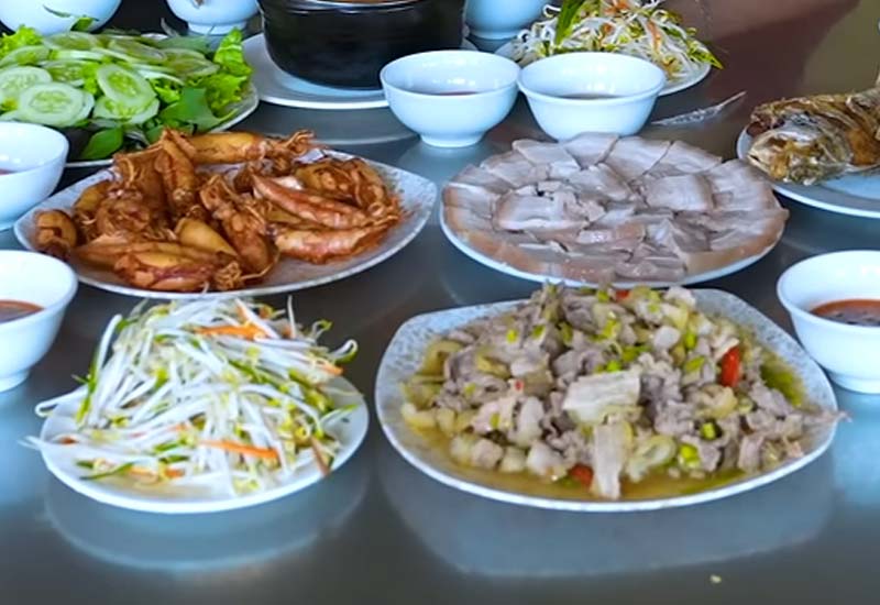 Cơm Hồng Hạnh - Quán Cơm bình dân, Cơm xe tải Ngon trên QL1A xã Lộc Điền, Thừa Thiên Huế