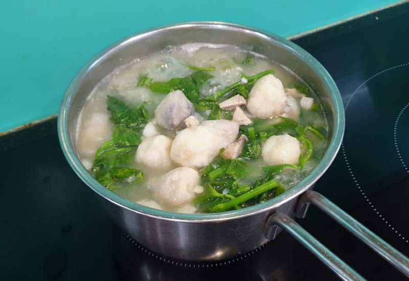 Cách nấu canh khoai sọ rau muống dân dã