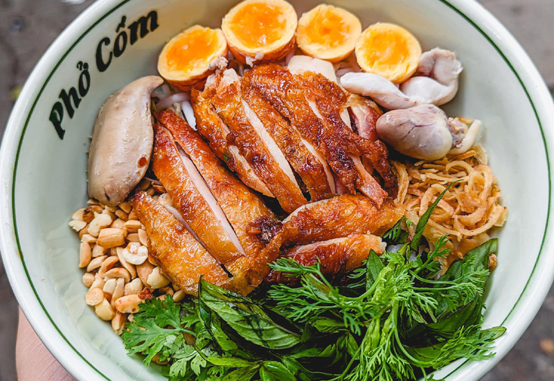 Gà Lu Quán - Phở gà quay lu, Phở trộn gà quay lu ở 116B6 tập thể Kim Liên, Hà Nội