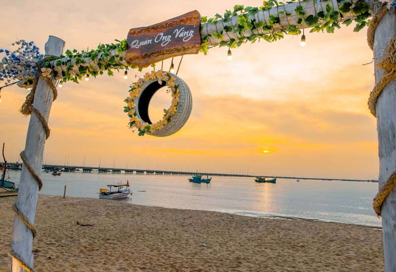 Quán Ong Vàng - Quán hải sản Mặt biển ngắm hoàng hôn cực Chill ở Phú Quốc
