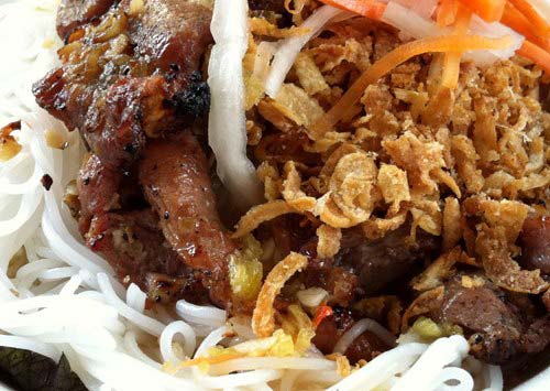 Những miếng thịt được tẩm ướp và nướng ngay trước mặt thực khách.