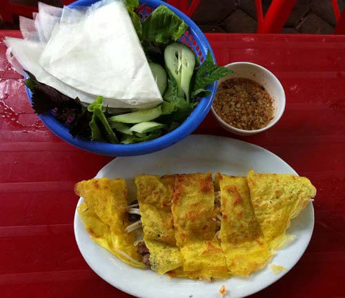 Bánh xèo thịt nướng chấm cùng nước mắm đặc biệt.