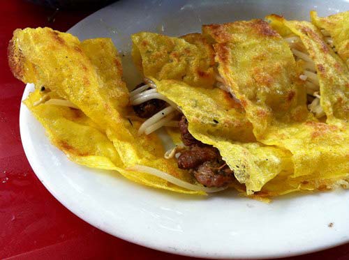 Thịt nướng được thái thành những miếng vừa ăn.