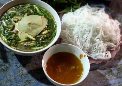 Bạn nên ăn chả ngan kèm bún và canh măng tiết.