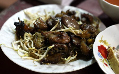 Ngan nướng được trang trí và ăn kèm với những cọng giá.