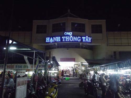 Chợ đêm Hạnh Thông Tây mở cửa từ 18 giờ và kéo dài cho đến tận khuya