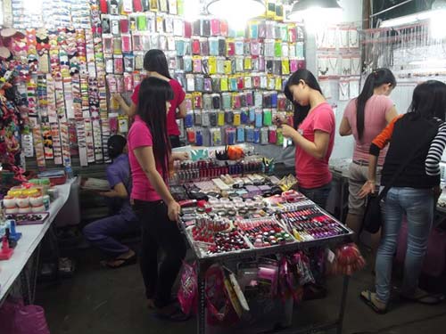 Một quầy mỹ phẩm ở chợ đêm