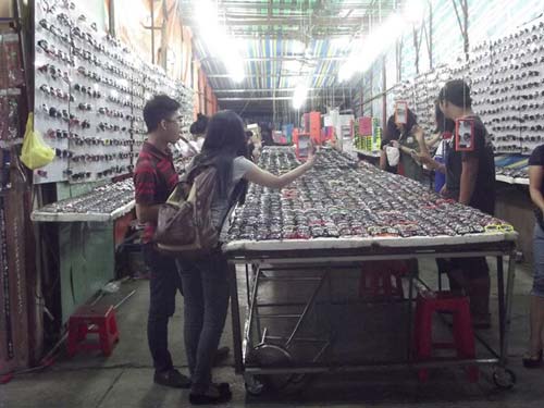 Chợ đáp ứng gần như toàn bộ nhu cầu thời trang của giới trẻ