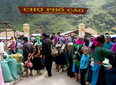 Chợ Phố Cáo thường họp từ rất sớm và kết thúc vào buổi trưa