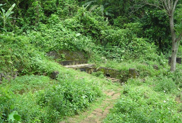 Toàn cảnh giếng Côi từ trên dốc đá nhìn xuống đá tự nhiên