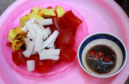 Các miếng sứa nhỏ được đặt trên đĩa cùng với dừa non, đậu phụ nướng.