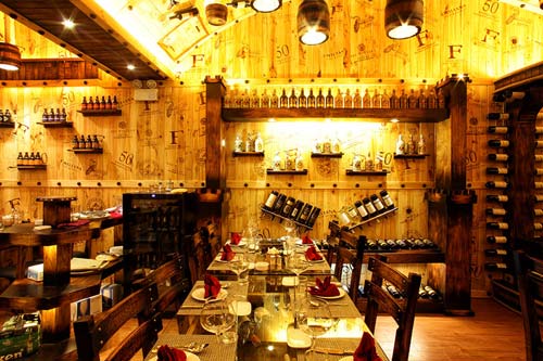 Mọi thiết kế nội thất được sử dụng từ gỗ sồi thu hồi từ các thùng rượu nhập khẩu